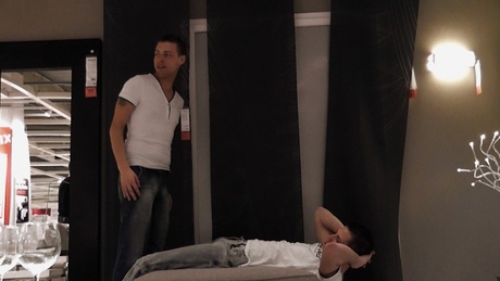 Une baise entre mecs chez Ikea
