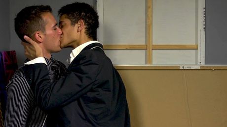 Au bureau Dylan se tape le stagiaire