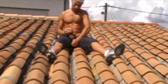 Les charpentiers se branlent sur les toits