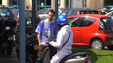 Un jeune footballeur se tape un mec sous un pont