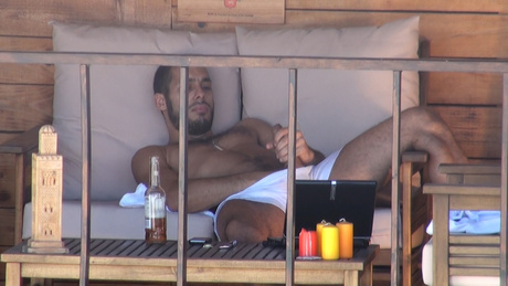 J'ai maté mon voisin rebeu à poil sur sa terasse