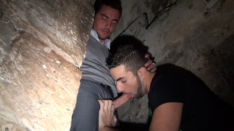 De retour du Taff, son mec lui bouffe la queue en 