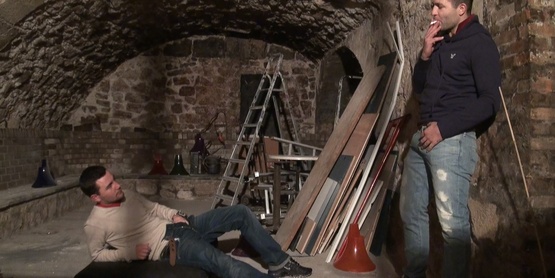 Cul cambré en jogg baissé, TN aux pieds