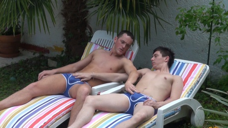 Le voisin matte deux minets en train de baiser