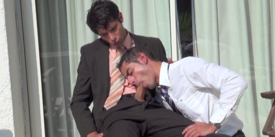 VRP en costard en manque de sexe