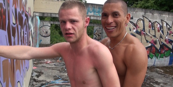 Jeune minet maltraité par un obsédé sexuel