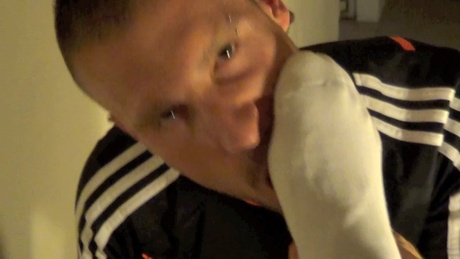 Ptit kiffeur écraser par les pieds de son agresseu