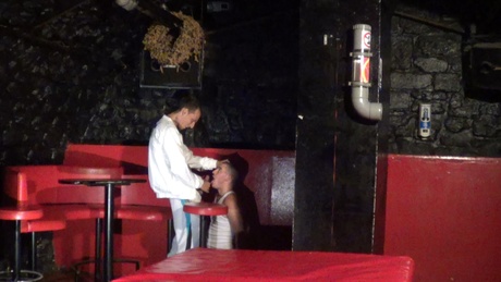 Sniffe, leche mes skets de batard