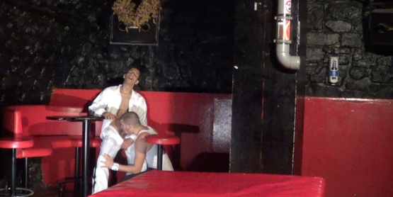 Sniffe, leche mes skets de batard