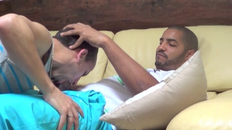 Ptit kiffeur sniffe la grosse queue de Mathai