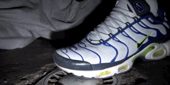 Enzo se tape un bi dans les chiottes d'une boite h