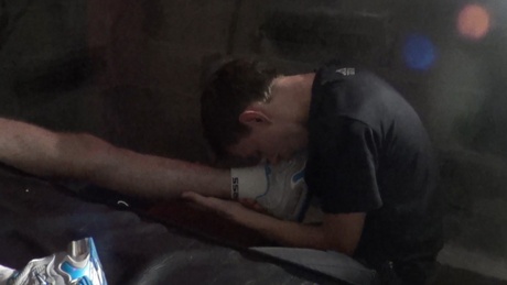 Il l'etouffe avec ses skets pour qu'il la ferme