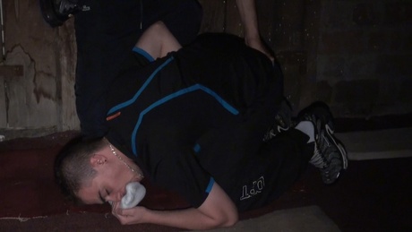 SEB KIFFEUR décrasse les skets de son boss