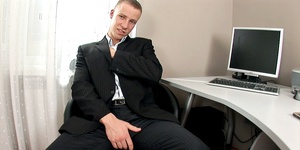 La grosse queue du Boss dans son bureau