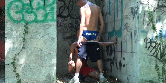 Un flic casse le boule d'un déliquant en exhi