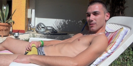 Jeunes minets imberbes au bord de la piscine