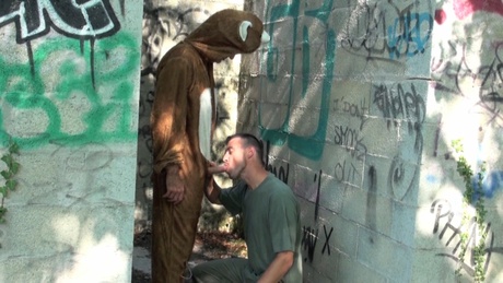 Un chasseur enculé par la grosse bite d'un Ours