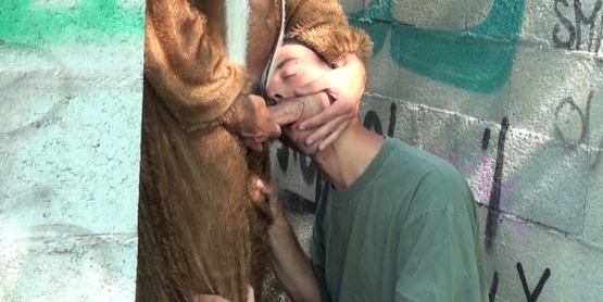 Un chasseur enculé par la grosse bite d'un Ours