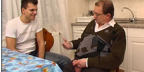 Jeune beau mec se fait  baiser par un vieux pervers