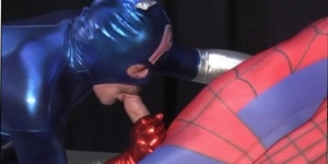 Superman bande sous sa combi latex