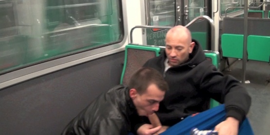 Plan sex de kiffeurs dans le METRO PARISIEN
