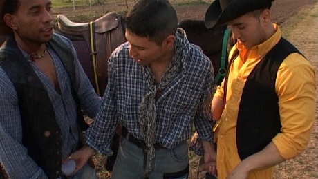 Orgie de cowboys sur un passif
