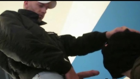 Salope soumis à la grosse queue d'un kiffeur 