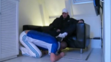 Batard à 4 pattes sniff un max