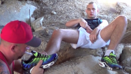 Bon plan de sneakers dans les rochers de Toulons