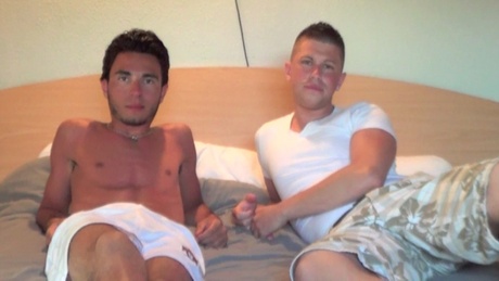 J'ai filmé un jeune couple de beaux mecs de Nîmes