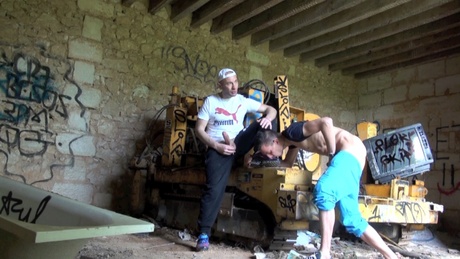 Plan direct de John Scott et son pote kiffeur 