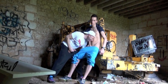 Plan direct de John Scott et son pote kiffeur 