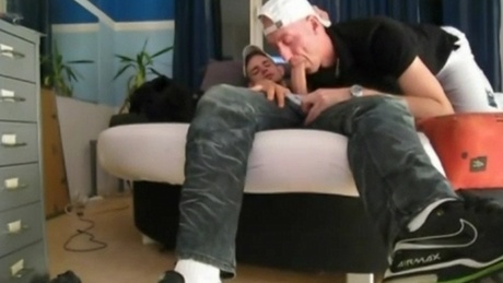 Un jeune hétéro kiffeur se fait sniffer la bite