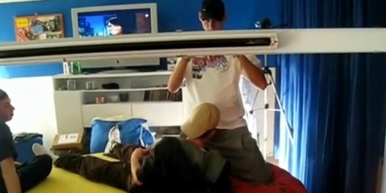 Grosse bite dans le cul d'un jeune kiffeur de