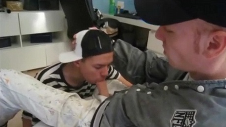 Jeune puceau qui sniffe les AirMax de son boss