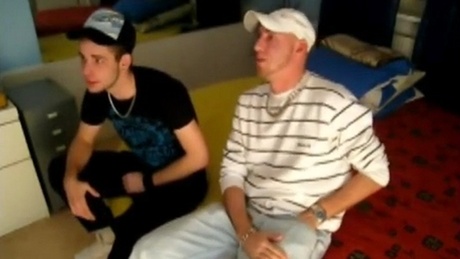 Jeune kiffeur hétéro se fait pomper devant un film