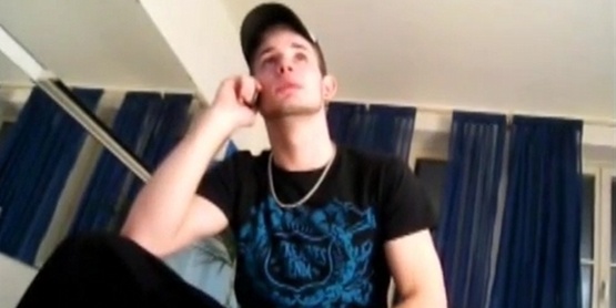 Jeune kiffeur hétéro se fait pomper devant un film