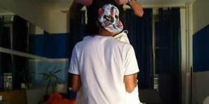 Jeune kiffeur de 19 ans à casquette