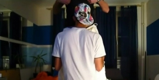 Jeune kiffeur de 19 ans à casquette