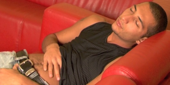 Abdel hétéro se branle devant un film gay