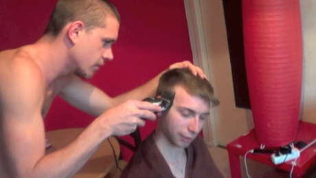 Abusé par le coiffeur à domicile