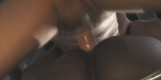 Un jeune médecin se baise un patient black