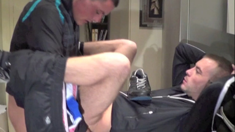 Baisé le nez dans des skets