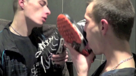 Fabien se fait baiser le nets des ses skets fumantes