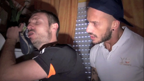 Viens sniffer les skets de Damian High