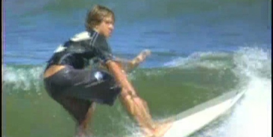 Branle dans un pieu d'un jeune surfer