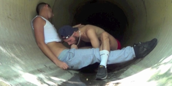 PLan entre kiffeurs au bord d'une rivière