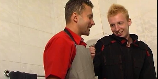 Jeune pompier blondinet baisé par un homme mature